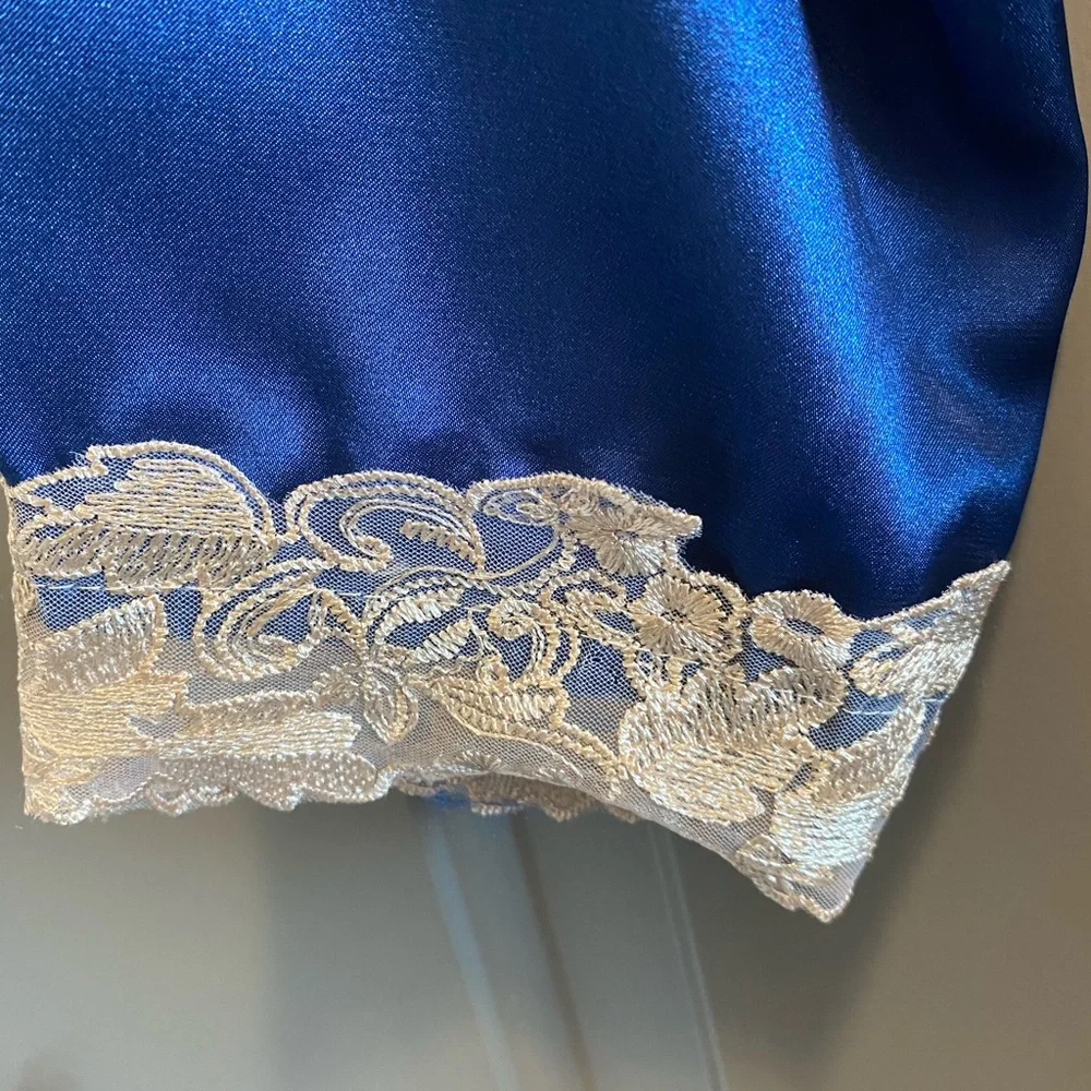 Luxurious Blue Satin Robe with Lace Accents NWOT 100% polyester feels like silk - Picture 8 of 16